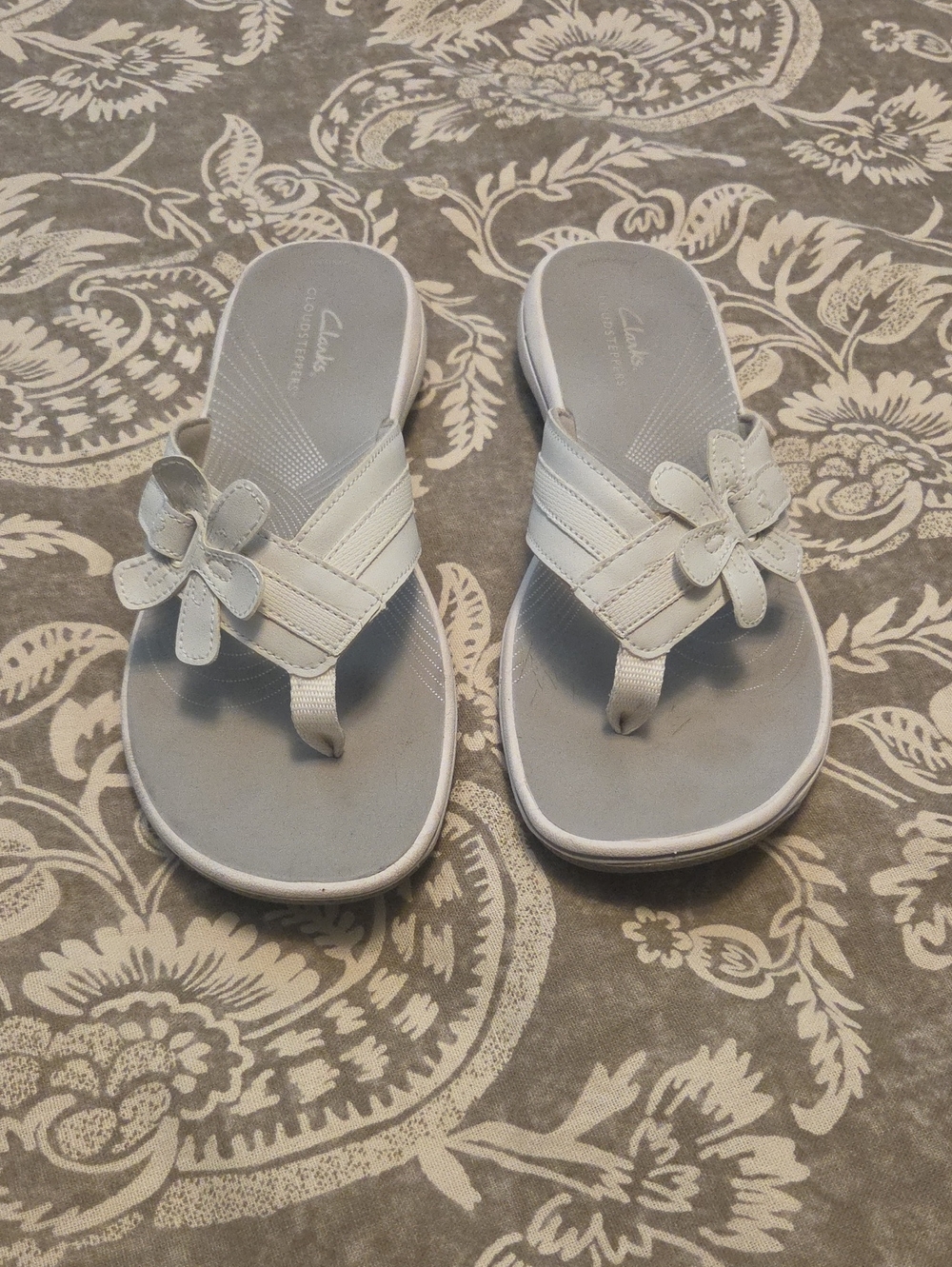 Clarks Women’s Light Gray Floral Thong Sandals